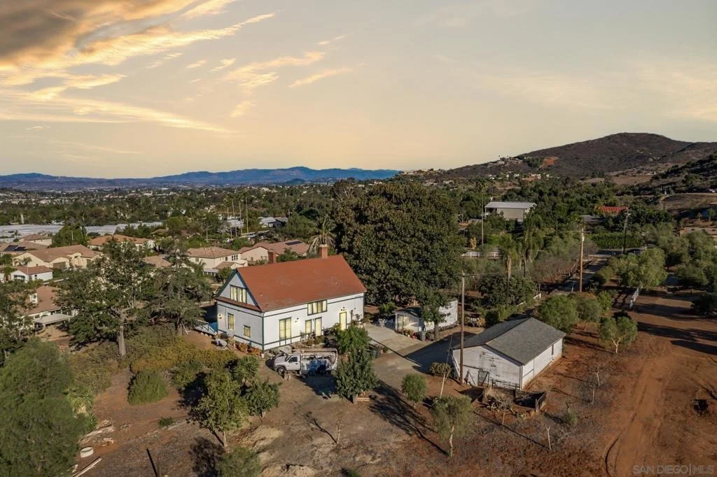 Photo of 2261 Edgehill Rd