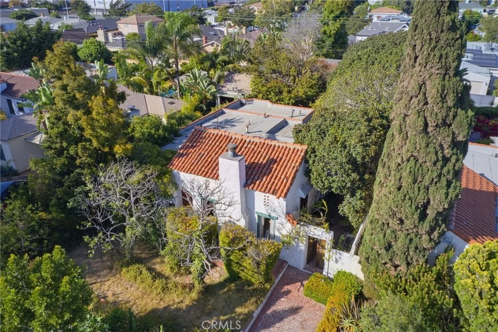 Photo of 2243 Cloverfield Boulevard