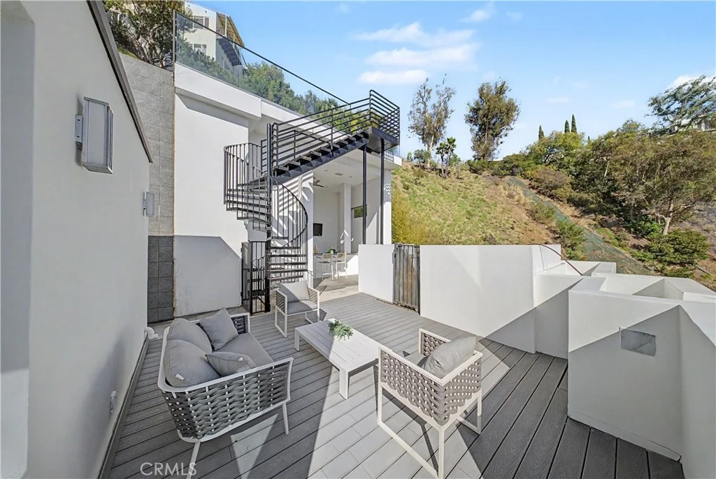 Photo of 9459 Beverly Crest