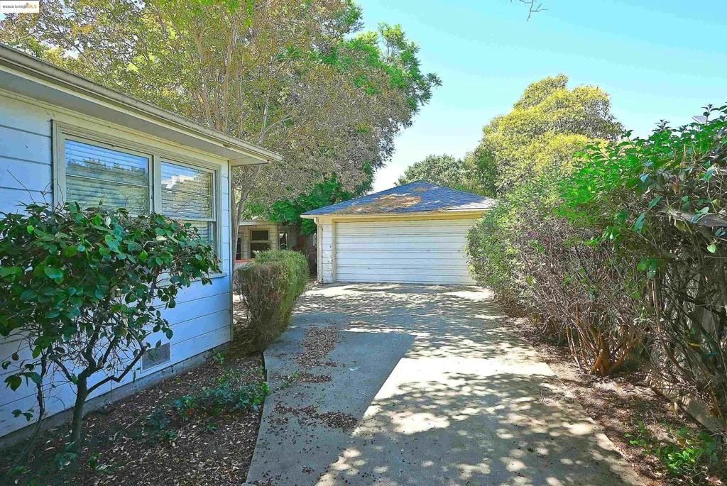 Photo of 2343 Almond Ave