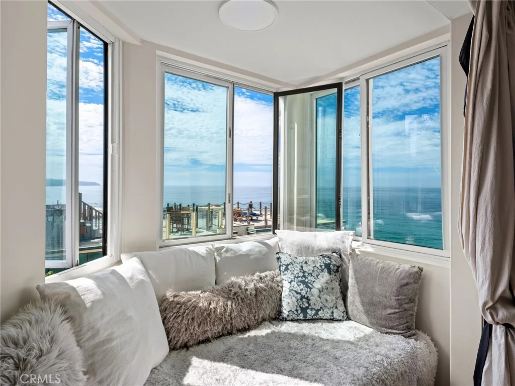 Photo of Unit 307 at 575 Esplanade