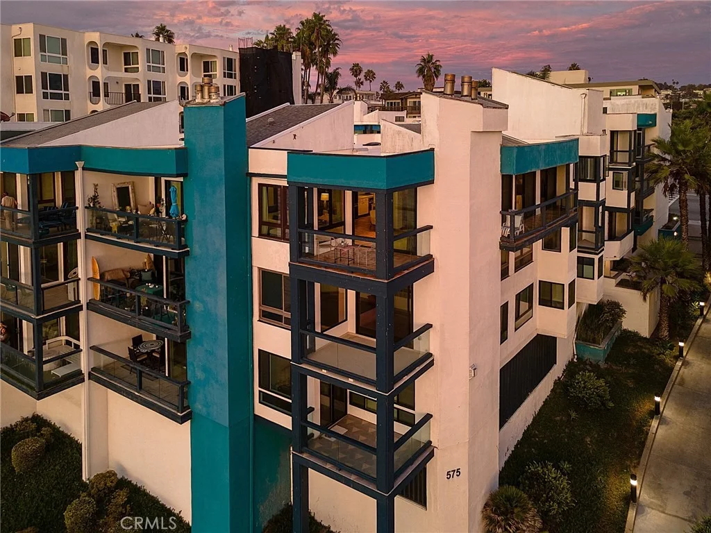 Photo of Unit 307 at 575 Esplanade