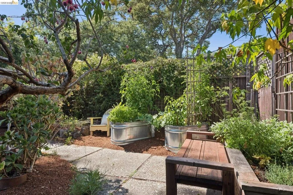 Photo of 1645 Capistrano Ave