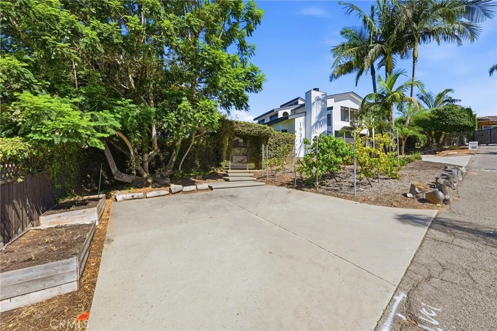 Photo of 1931 Warmlands Avenue