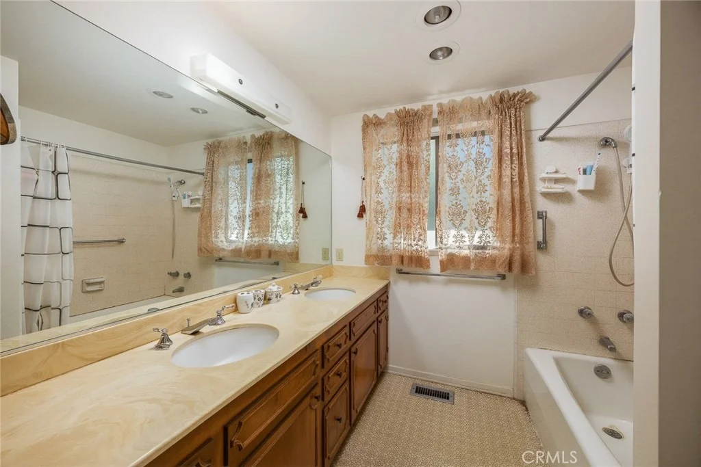 Photo of 3625 Lombardy
