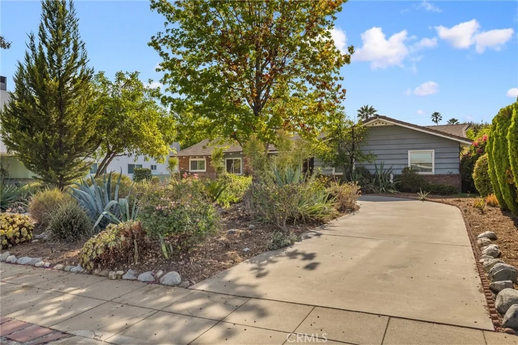 Photo of 1121 Highland Oaks Drive
