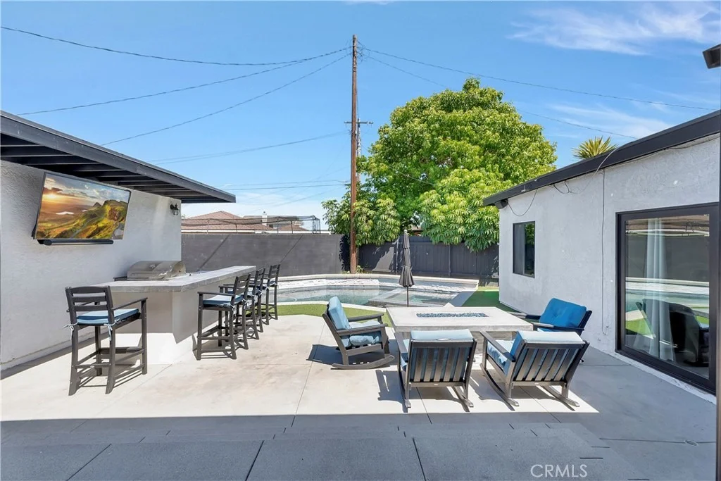 Photo of 2916 Charlemagne Avenue