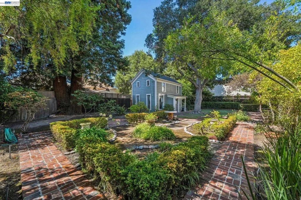Photo of 2242 San Antonio Ave