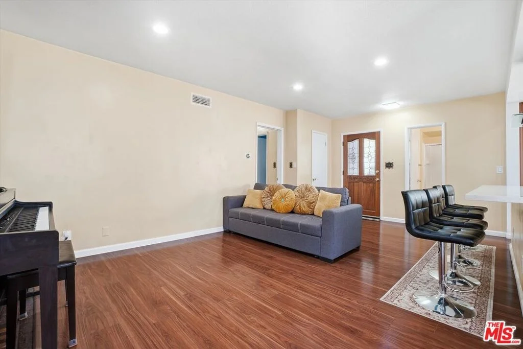 Photo of 1412 W Baker Avenue