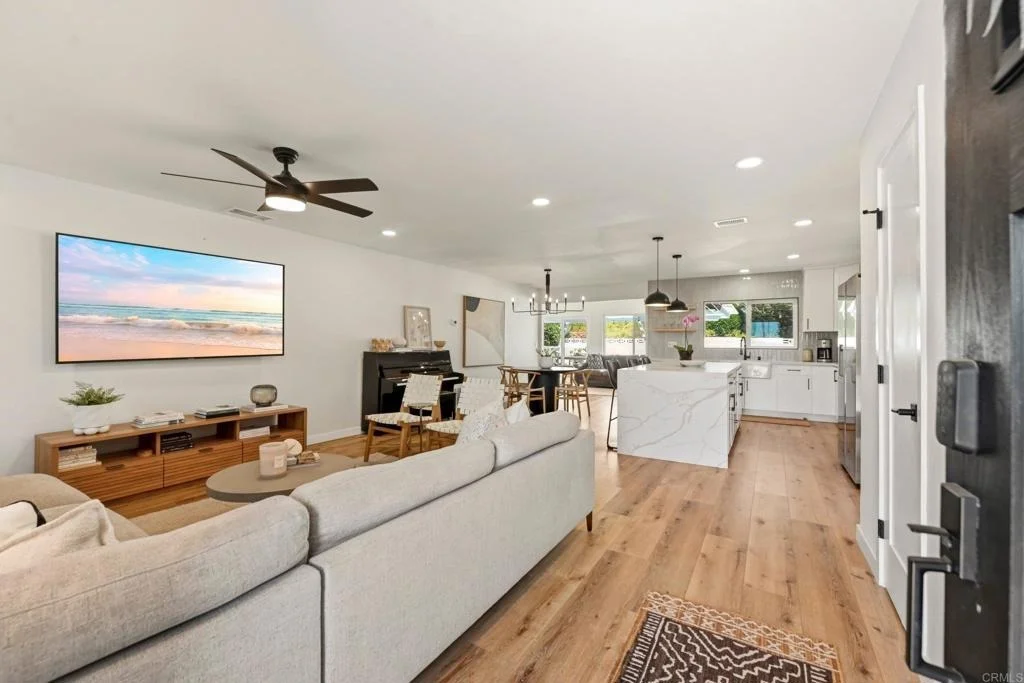 Photo of 952 La Tierra Drive
