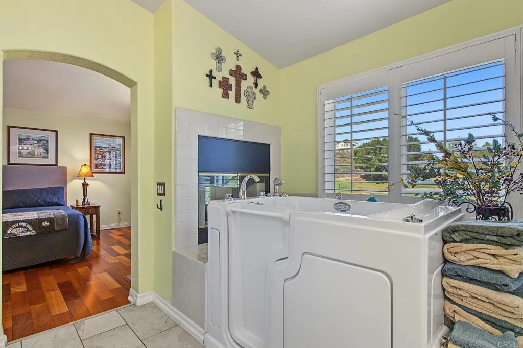 Photo of 1048 Torrey Pines Road