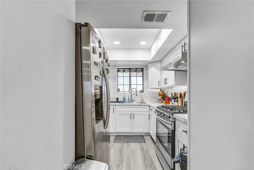 Photo of Unit 6 at 6545 Reseda Boulevard