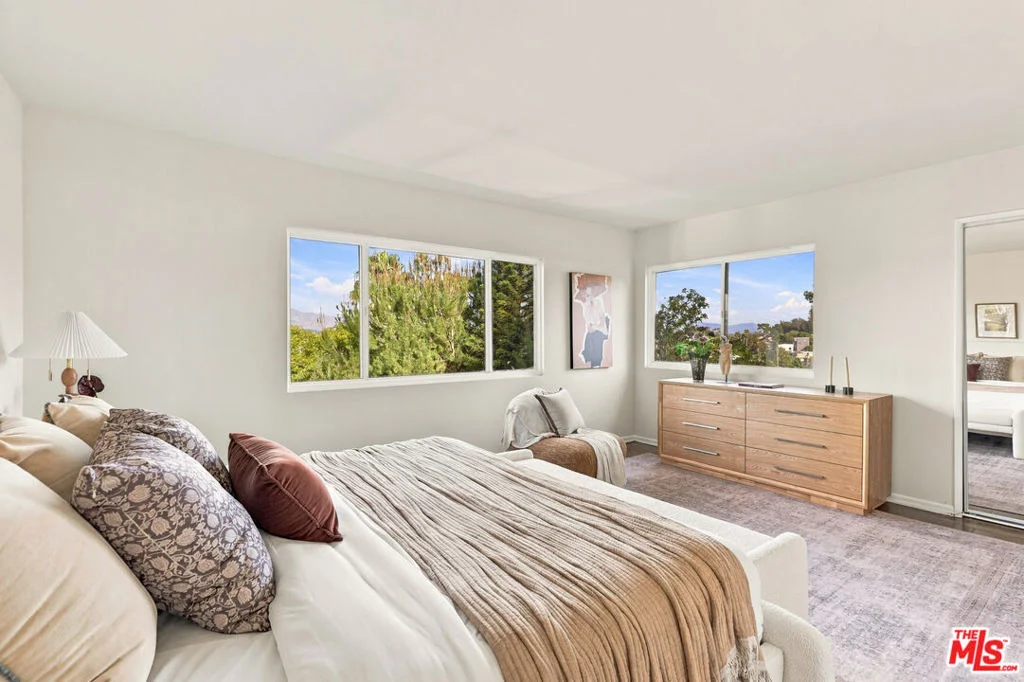 Photo of 2525 Ivanhoe Drive