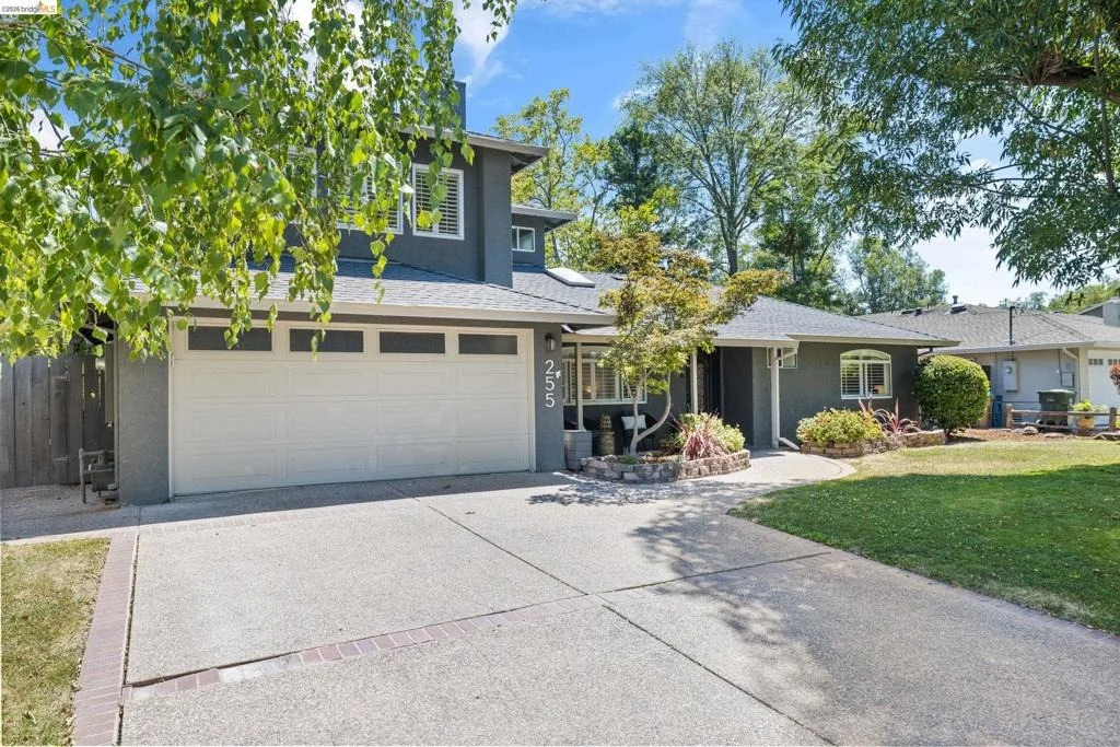 Photo of 255 Evelyn Dr
