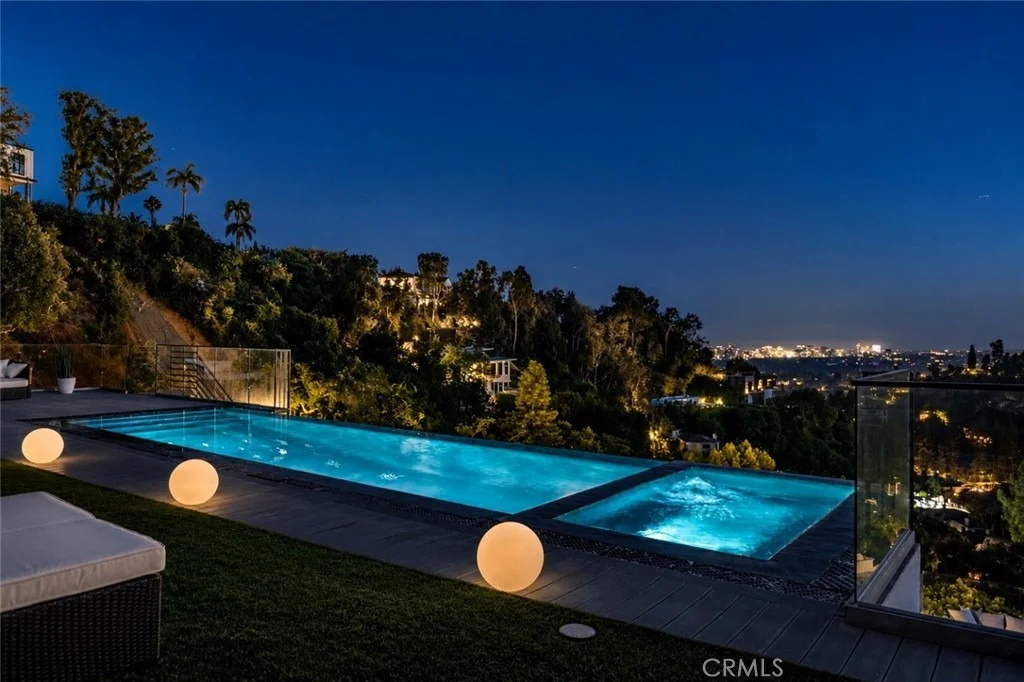 Photo of 9459 Beverly Crest