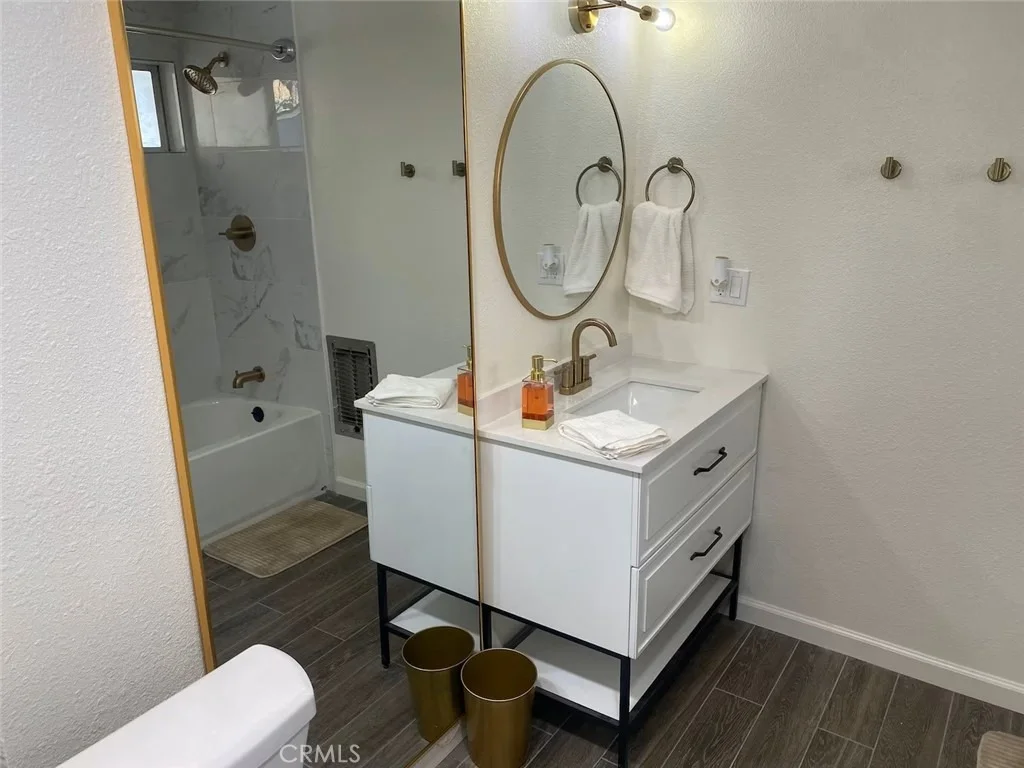 Photo of 33012 Donner