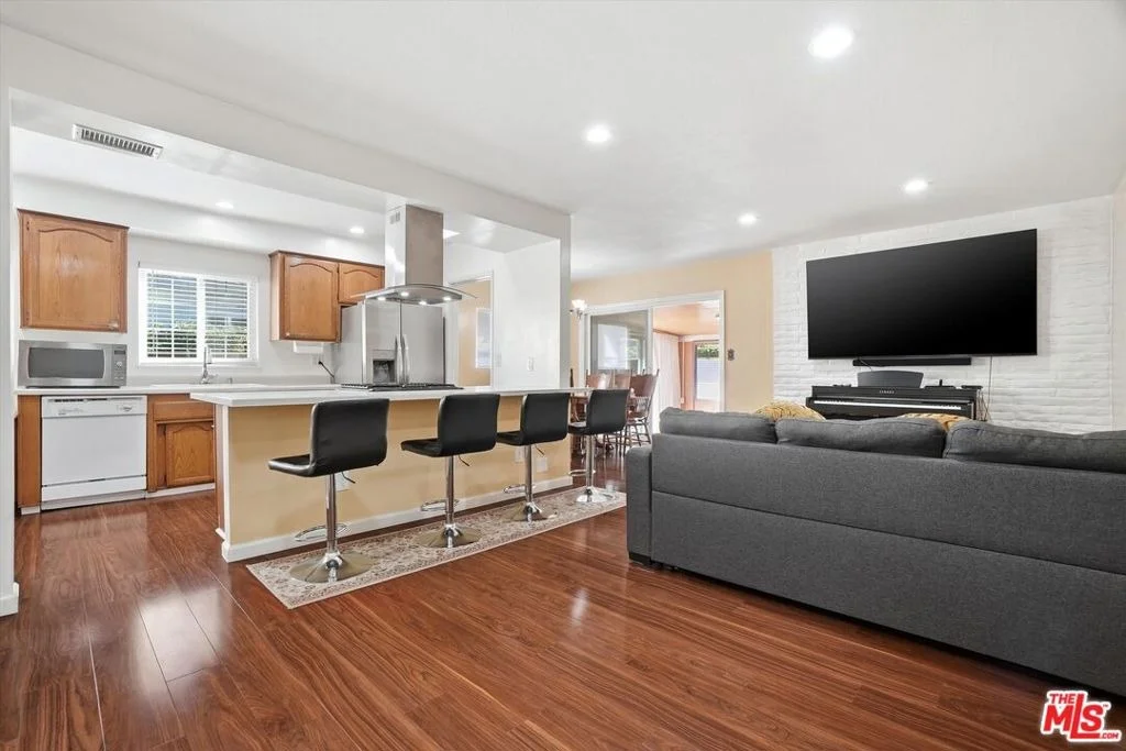 Photo of 1412 W Baker Avenue