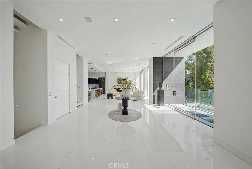 Photo of 9459 Beverly Crest
