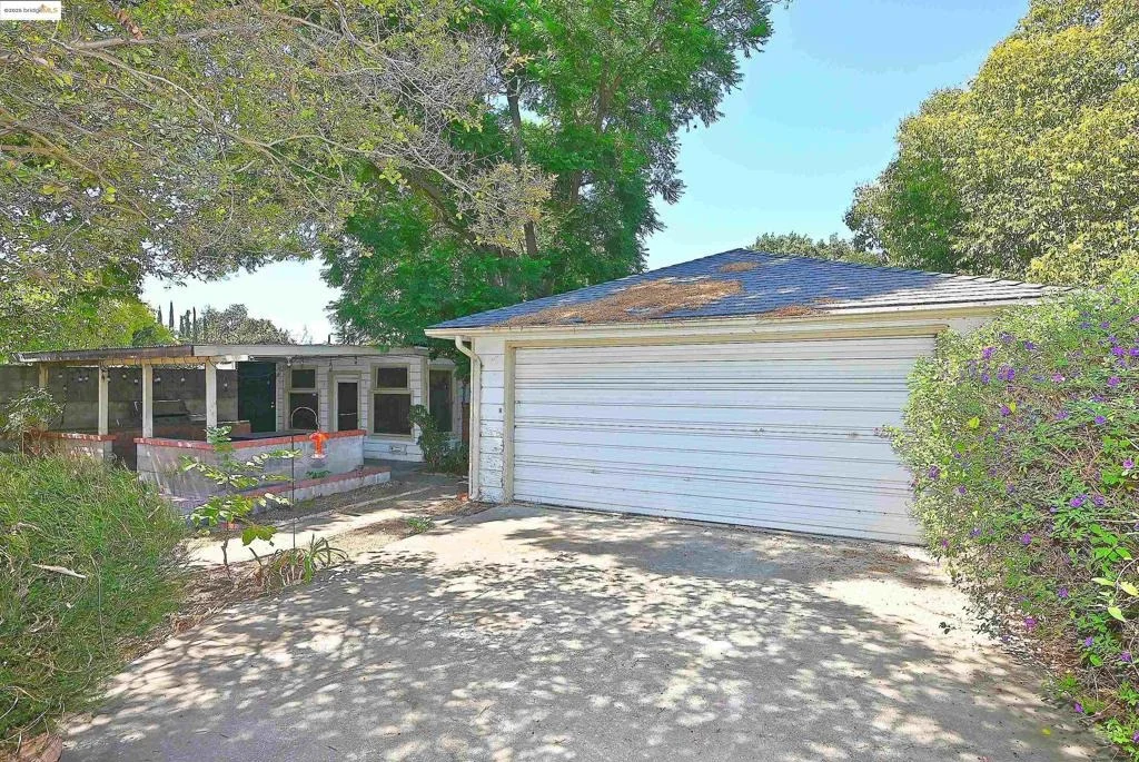 Photo of 2343 Almond Ave