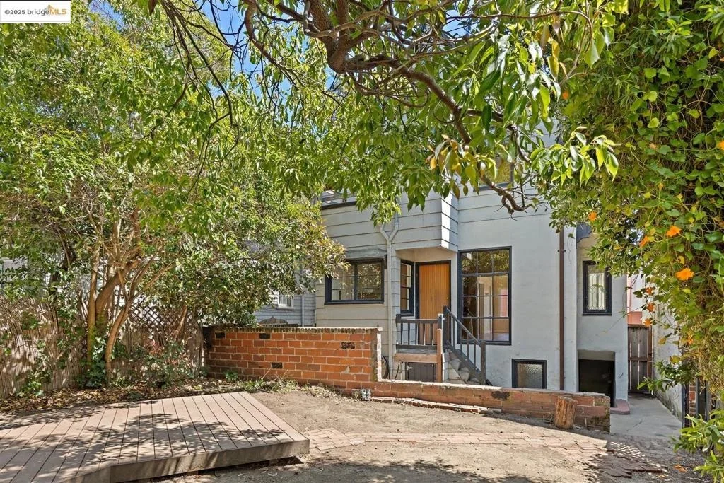 Photo of 2441 Carleton Street