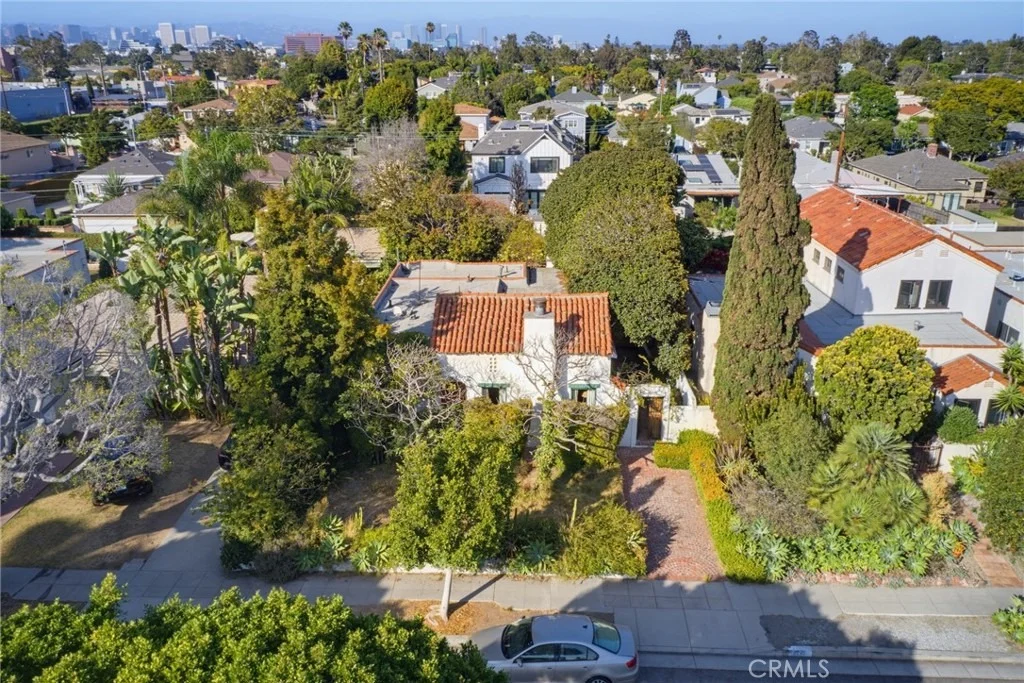 Photo of 2243 Cloverfield Boulevard