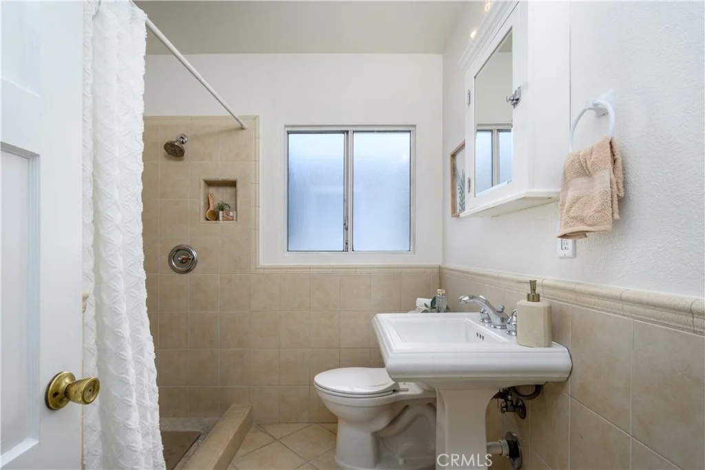 Photo of 7407 Broadway Avenue