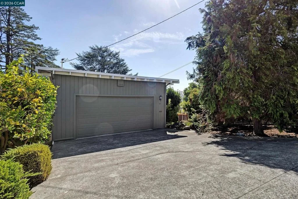 Photo of 557 Summit Dr