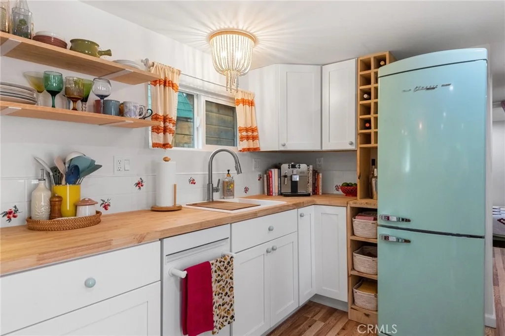 Photo of 925 W Rainbow Boulevard