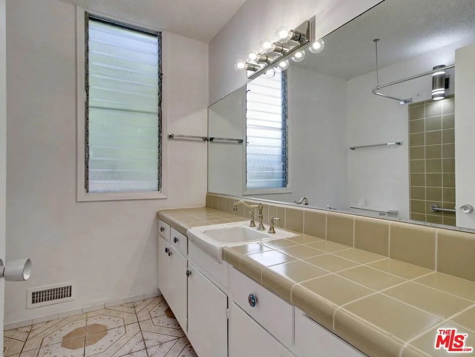 Photo of 3557 Serra Road