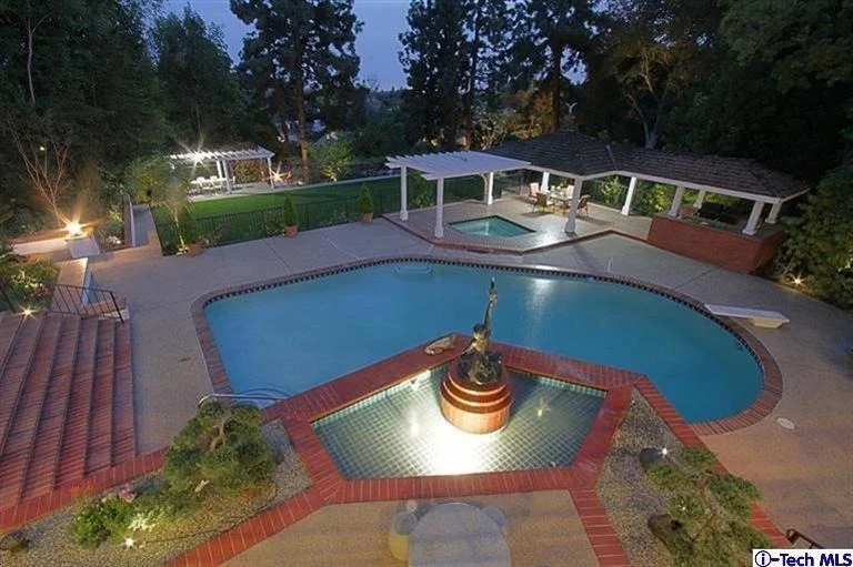 Photo of 2463 Ridgeway Road