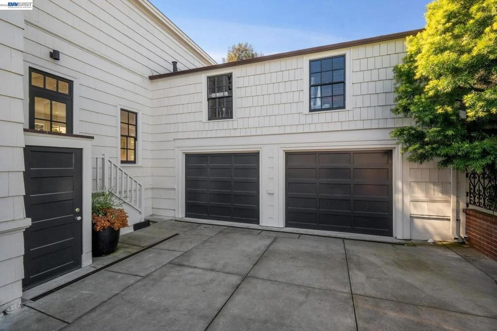 Photo of 1121 BAY STREET