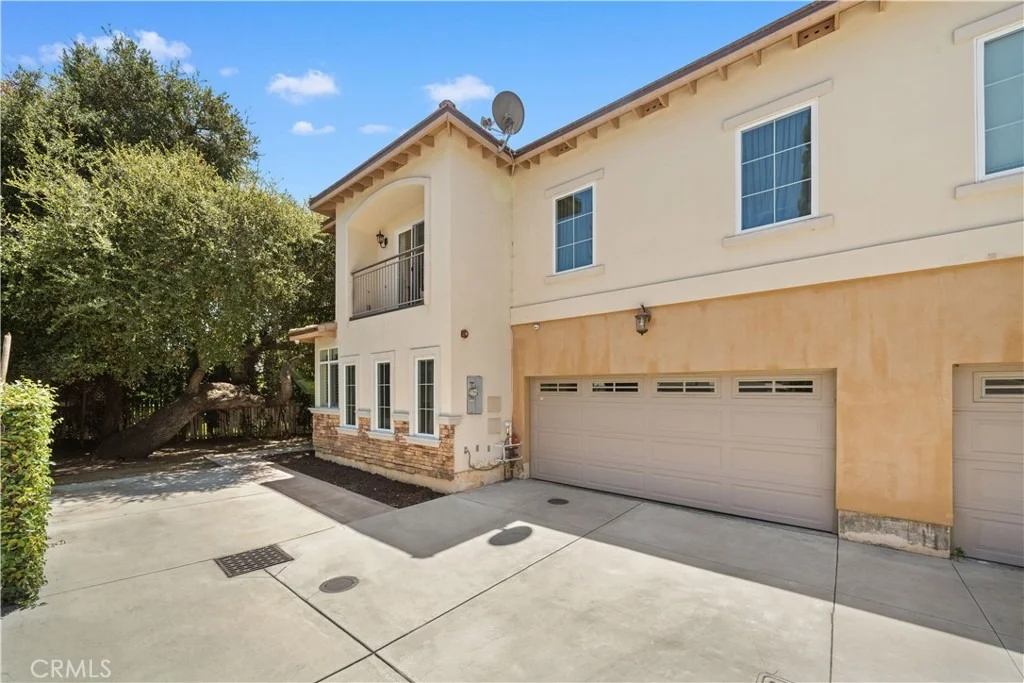 Photo of Unit D at 2438 Oneida Street