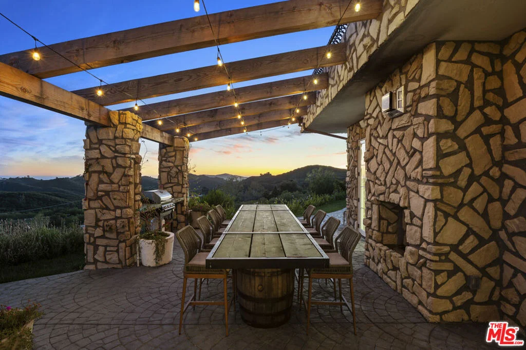 Photo of 33239 Mulholland Highway