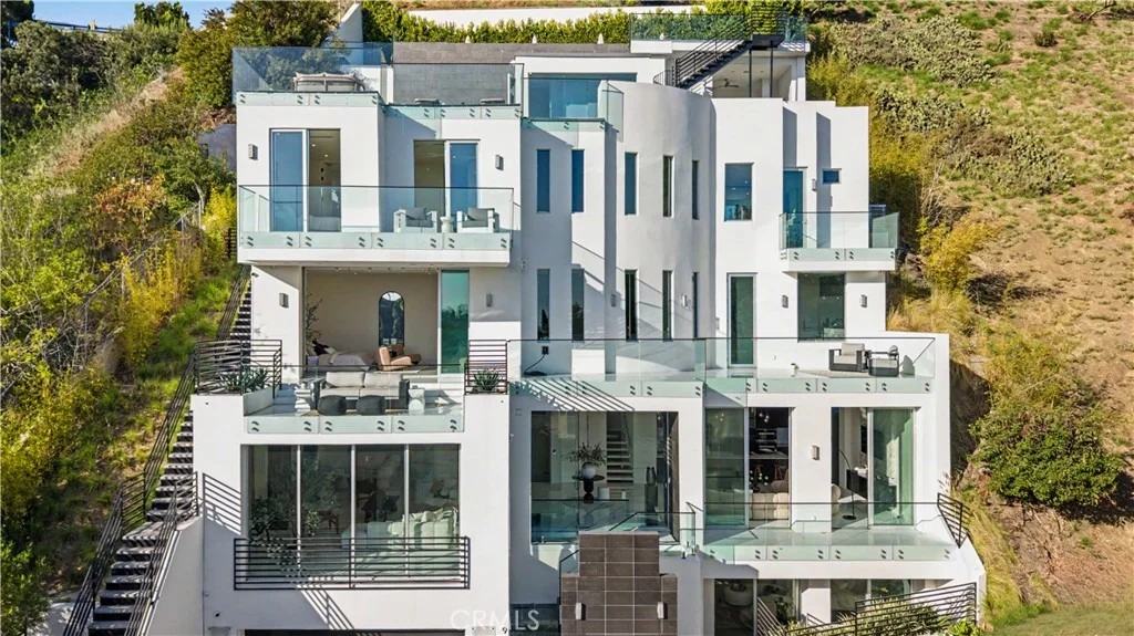 Photo of 9459 Beverly Crest