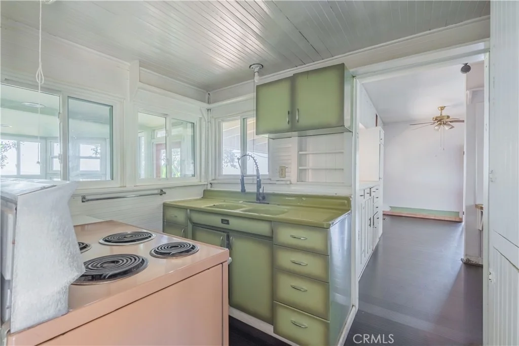 Photo of 947 N Glendora Avenue