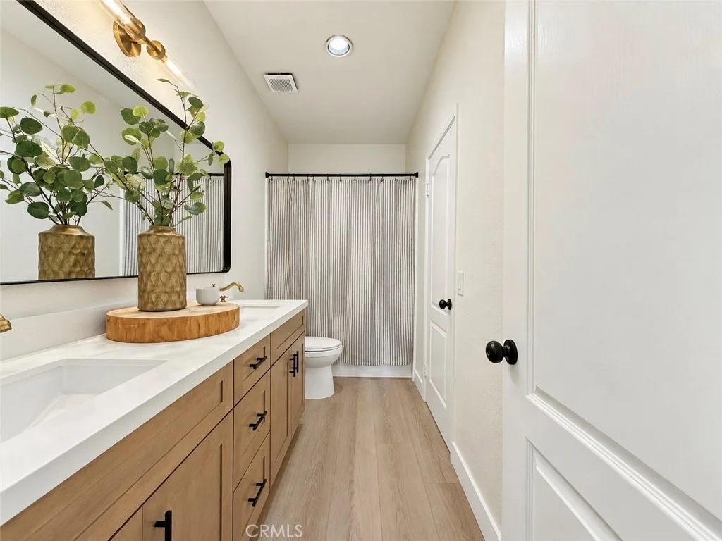 Photo of 35584 Larkspur
