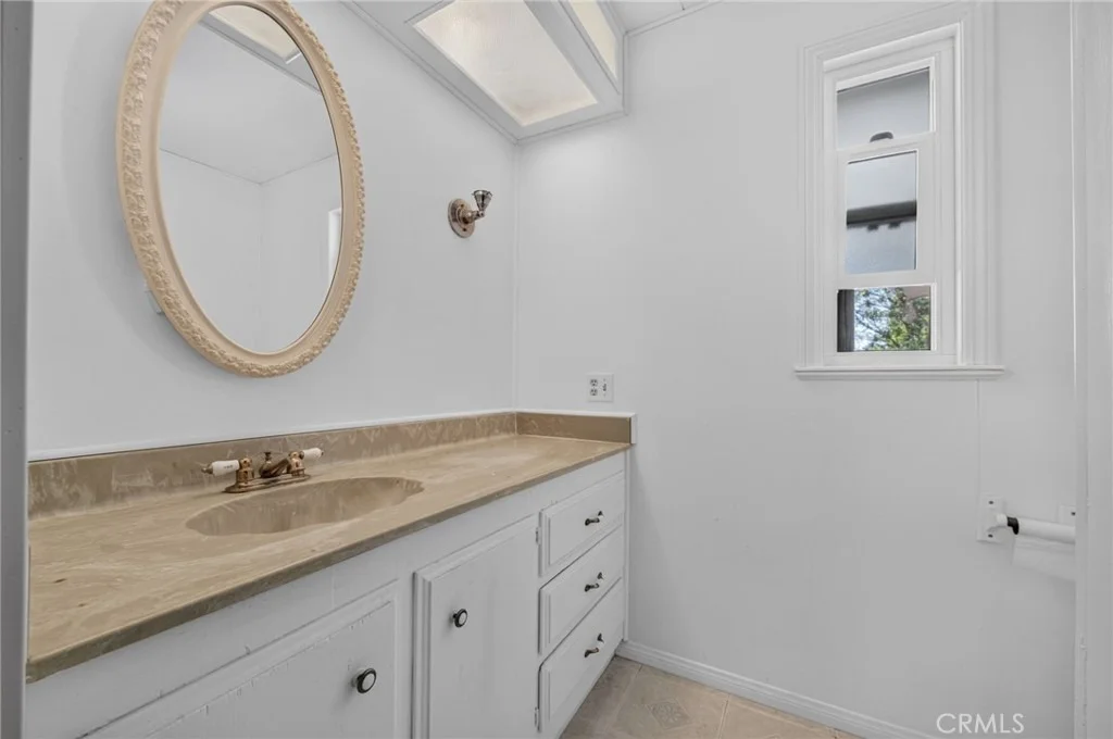 Photo of 39346 Contreras