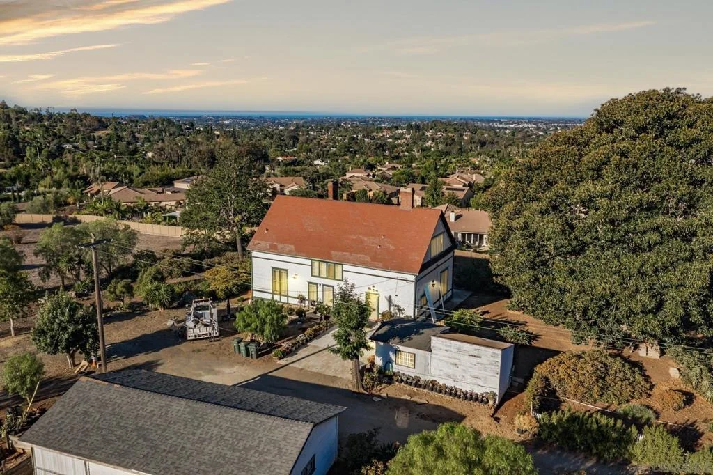 Photo of 2261 Edgehill Rd