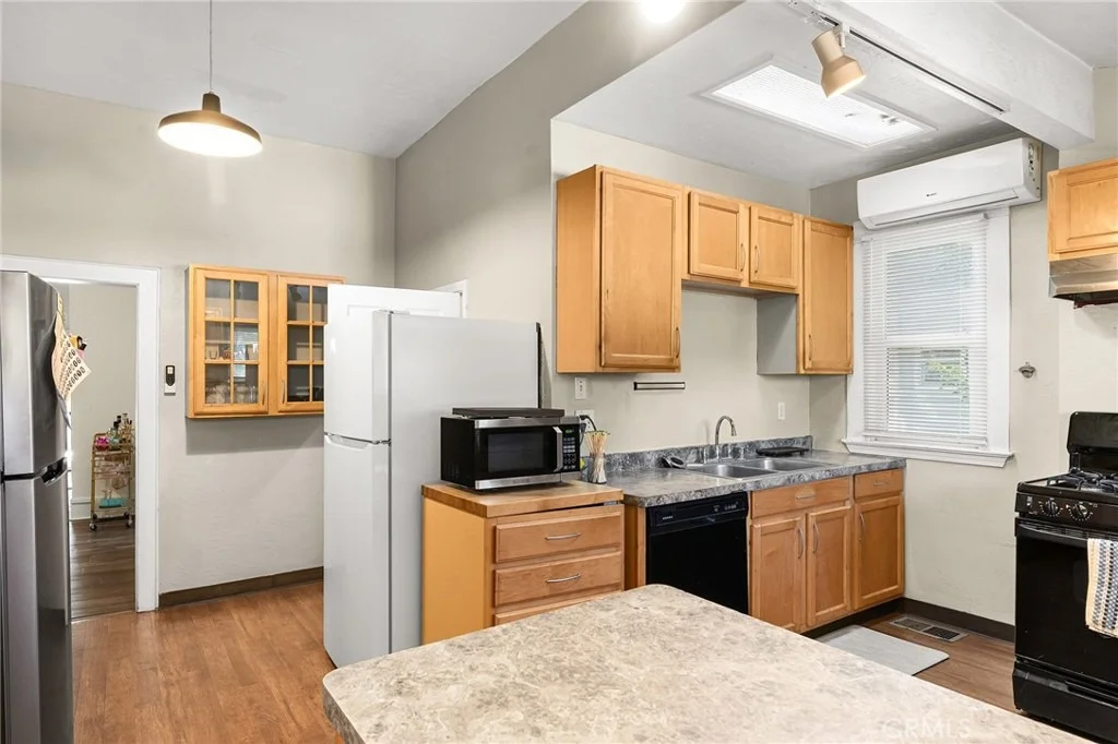 Photo of 414 W 6th Street