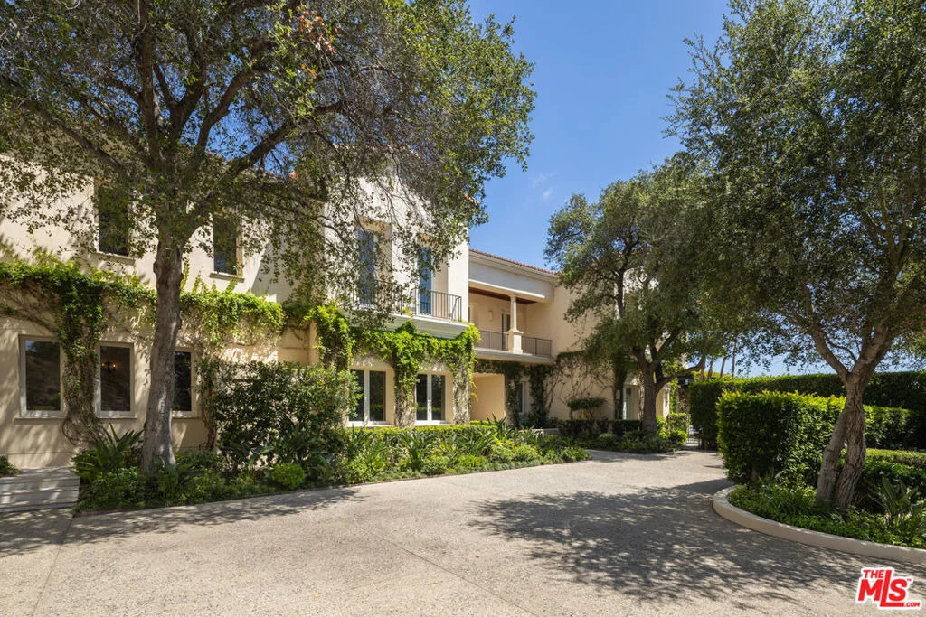 Photo of 1672 Waynecrest Drive