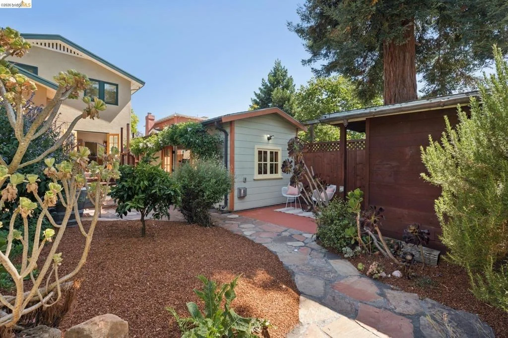 Photo of 1645 Capistrano Ave