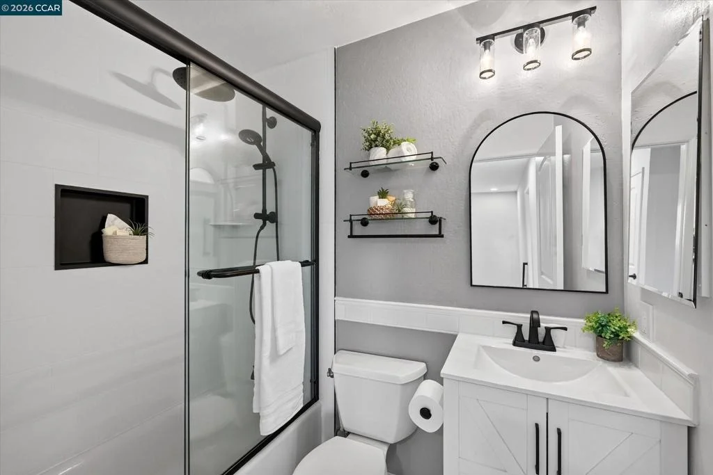 Photo of 584 Mission Pl