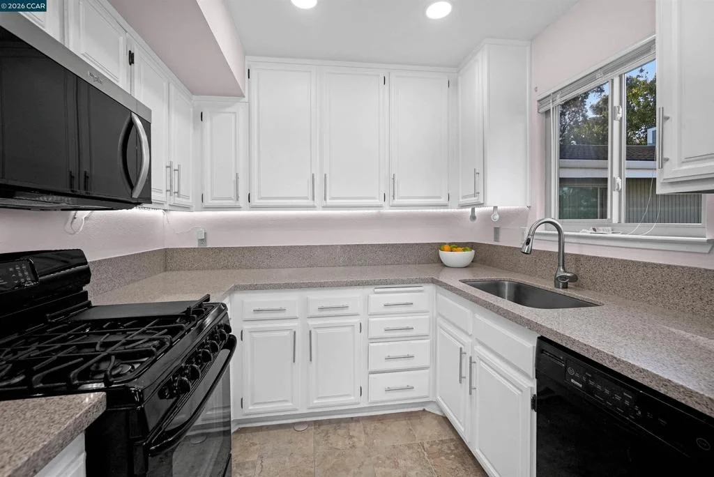 Photo of Unit 1 at 220 Apollo