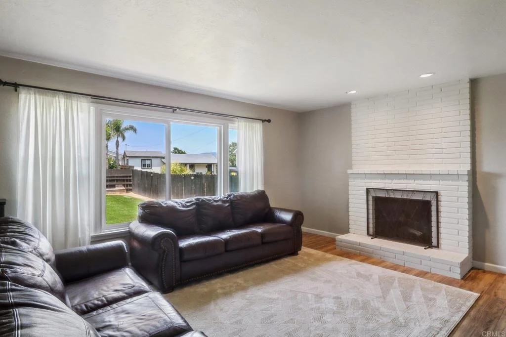 Photo of 915 Crest View Dr