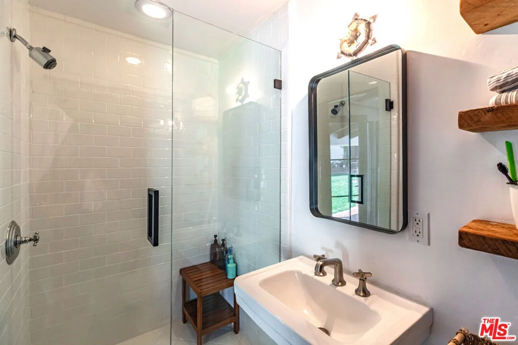 Photo of 820 N Roxbury Drive