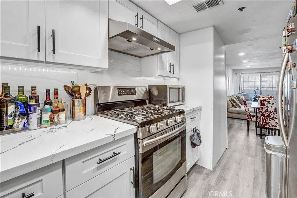 Photo of Unit 6 at 6545 Reseda Boulevard