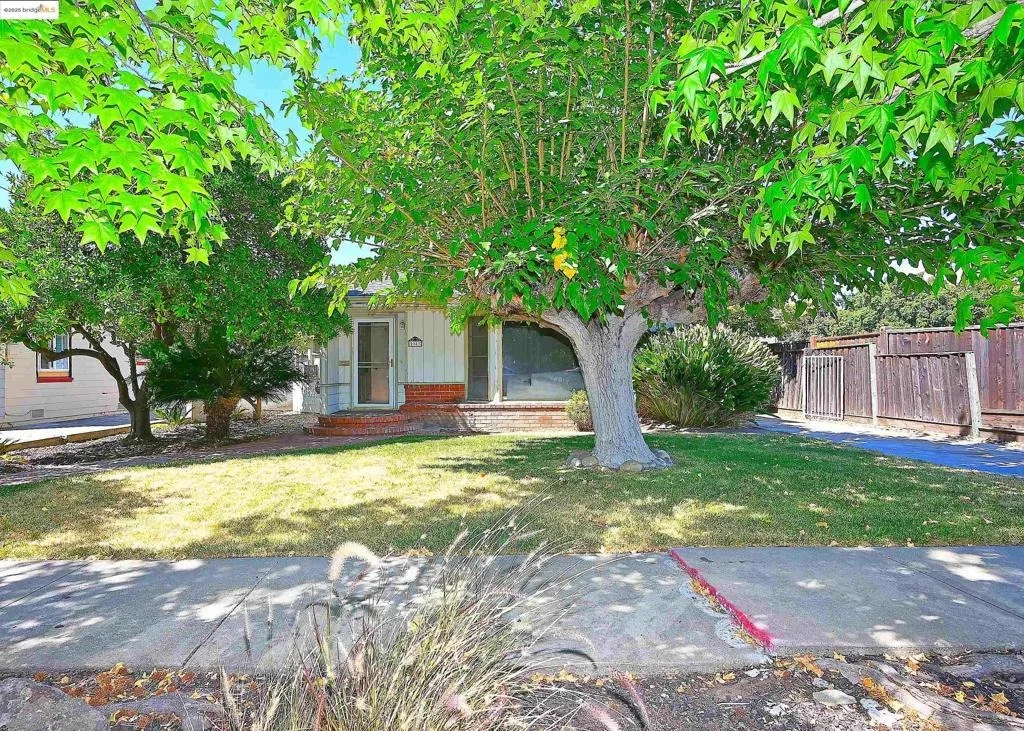 Photo of 2343 Almond Ave