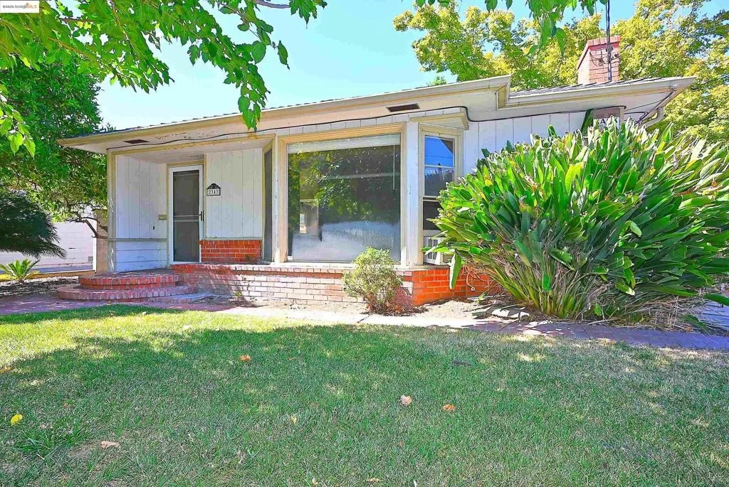 Photo of 2343 Almond Ave