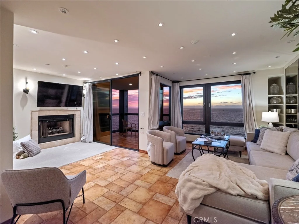 Photo of Unit 307 at 575 Esplanade