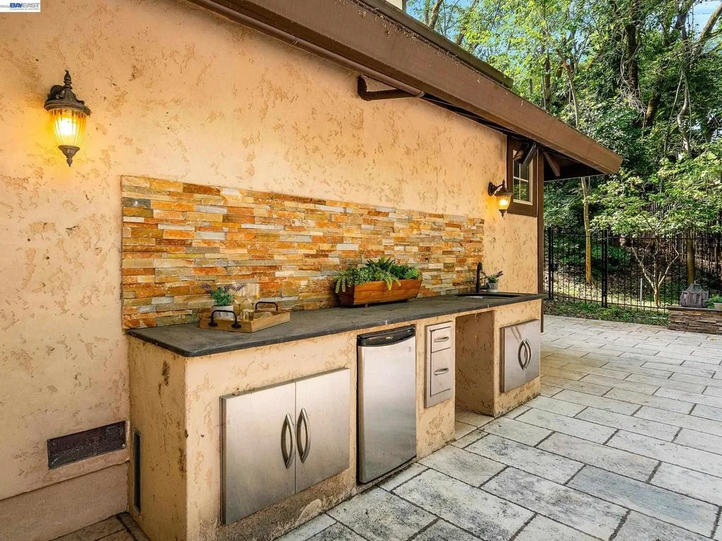 Photo of 8681 Winding Way